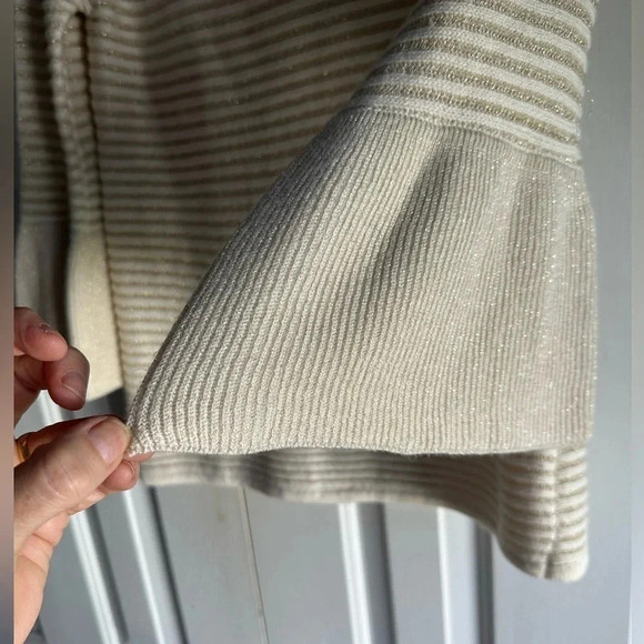 Chico’s Women’s tunic sweater tan, white w/ thin gold thread size 0 - Picture 4 of 5